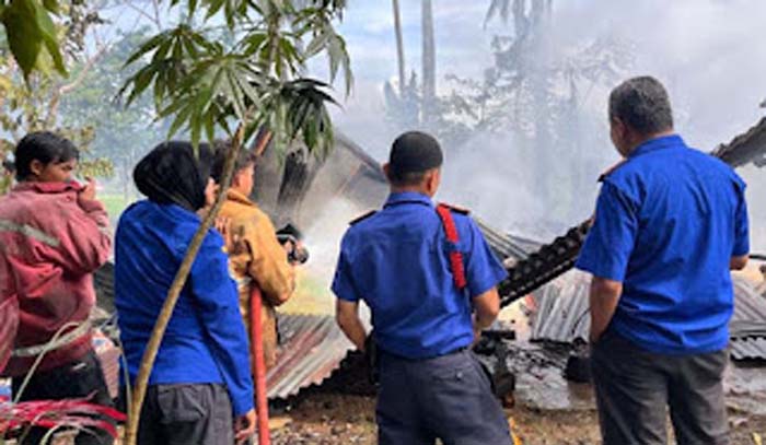 Sebuah Rumah Semi Permanen di Kota Solok Terbakar, Damkar Gerak Cepat Padamkan Api.