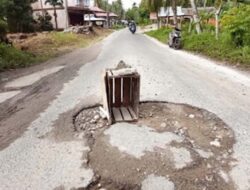 Jalan Berlubang di Ujung Betung Pariaman Belum Diperbaiki, Pengendara Diminta Waspada