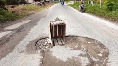 Jalan Berlubang di Ujung Betung Pariaman Belum Diperbaiki, Pengendara Diminta Waspada