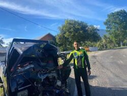 Nyalip di Tikungan, Mobil Pikap Bertabrakan dengan Truk Tangki di Gunung Talang