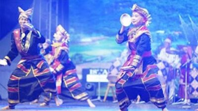 Penampilan tari piring dan atraksi api dari Sumatera Barat (Sumbar)