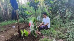 Ahmad Dani, kakak siswa SMP di Lumajang yang diduga menjadi korban perundungan saat ziarah ke makam korban.