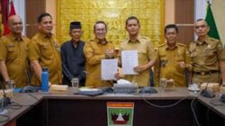 Bupati Tanah Datar Eka Putra, dan Bupati Solok Jon Firman Pandu sepakat menyerahkan penyelesaian.