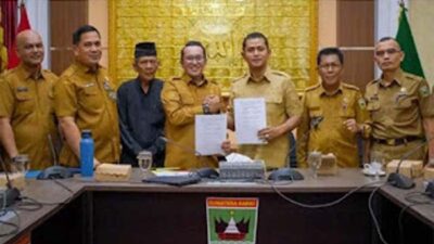 Bupati Tanah Datar Eka Putra, dan Bupati Solok Jon Firman Pandu sepakat menyerahkan penyelesaian.