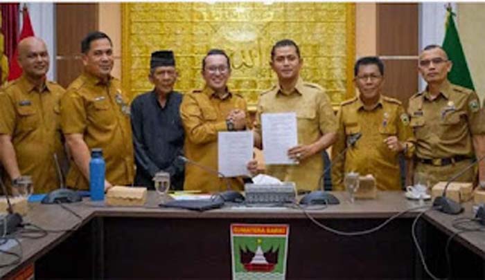 Bupati Tanah Datar Eka Putra, dan Bupati Solok Jon Firman Pandu sepakat menyerahkan penyelesaian.