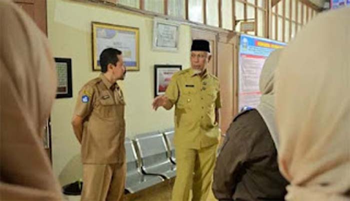 Gubernur Sumbar Mahyeldi Ansharullah saat meninjau langsung proses SPMB.
