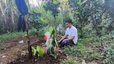 Ahmad Dani, kakak siswa SMP di Lumajang yang diduga menjadi korban perundungan saat ziarah ke makam korban.