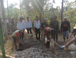 Aksi Bersama Paskibraka dan Warga