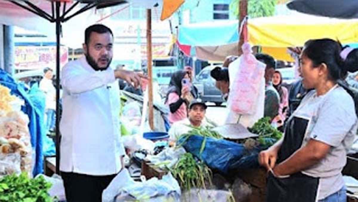 Walikota Fadly Amran meninjau progres revitalisasi Pasar Raya Padang
