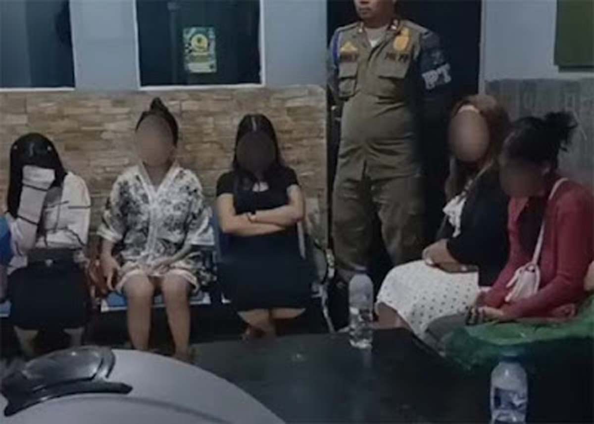 Satuan Polisi Pamong Praja (Satpol PP) menggelar razia