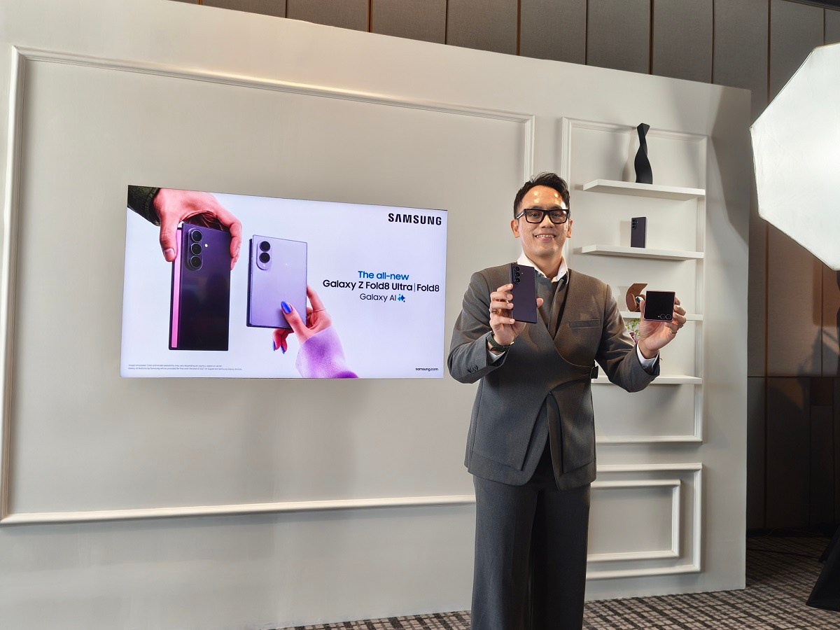 MX Product Marketing Senior Manager Samsung Ilham Indrawan memamerkan lini Galaxy Z Fold8 Ultra dan Galaxy Z Flip8.
