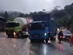 Truk Patah As di Bukit Subang, Jalur Solok–Padang Macet Panjang