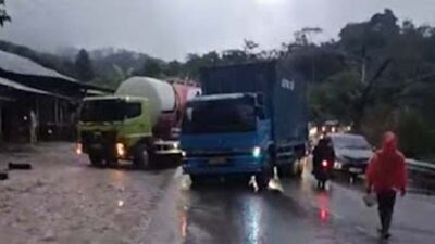 Truk Patah As di Bukit Subang, Jalur Solok–Padang Macet Panjang