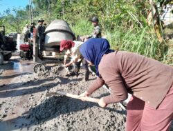 Gotong Royong Lansia dan Ibu-ibu Membangun Desa Cukil, Bersama Satgas TMMD Reguler ke-129