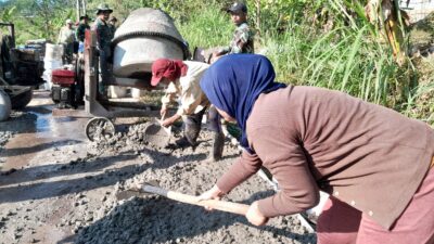 Gotong Royong Lansia dan Ibu-ibu Membangun Desa Cukil, Bersama Satgas TMMD Reguler ke-129