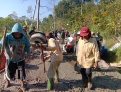 Keringat Satgas TNI dan Warga Warnai Pembangunan di Desa Cukil