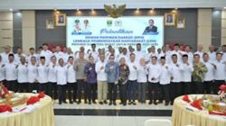 Sekdaprov Sumbar Arry Yuswandi bersama pengurus LPM Sumbar periode 2025-2030 yang beru dilantik.