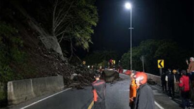 Longsor kembali menutup Jalan Padang–Bukittinggi di KM 66+700 Lembah Anai.