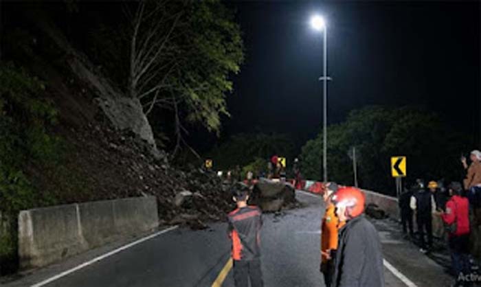 Longsor kembali menutup Jalan Padang–Bukittinggi di KM 66+700 Lembah Anai.