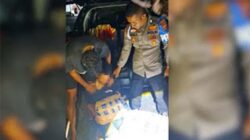 Polisi mengamankan sejumlah paket ganja yang ditemukan dalam bagasi minibus.