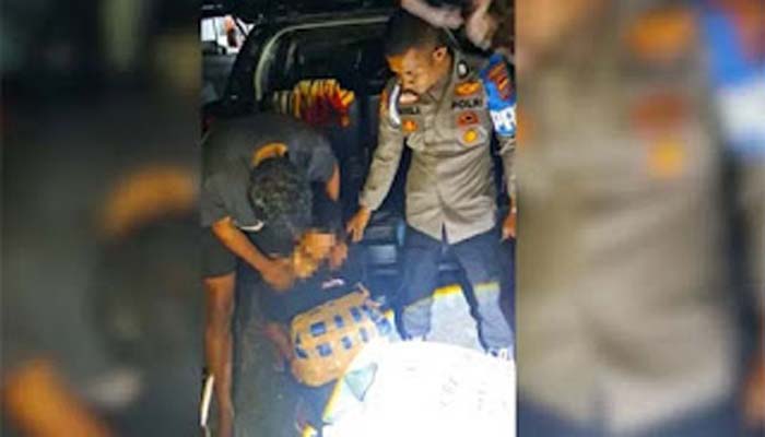 Polisi mengamankan sejumlah paket ganja yang ditemukan dalam bagasi minibus.