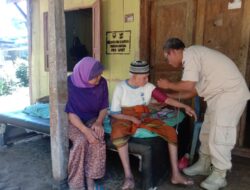 Datangi Rumah Mbah Wahidi, Satgas TMMD Berikan Layanan Kesehatan