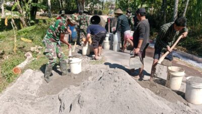 Cangkul, Sekop, dan Semangat Kebersamaan Warnai TMMD Reguler ke-129