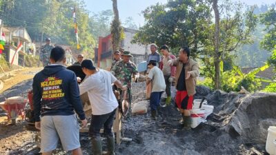 Kebersamaan Satgas TMMD dan Warga, Ringankan Pengerjaan Jalan Penghubung Watuduwur-Kalibawang