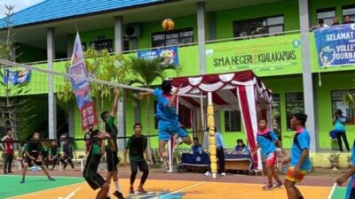 Pelajar SMAN 2 Kuala Kapuas, Kalimantan Tengah (Kalteng) melaksanan olahraga voli.