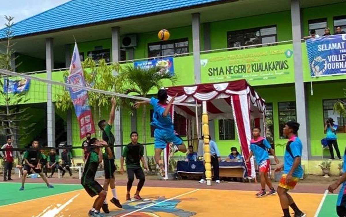 Pelajar SMAN 2 Kuala Kapuas, Kalimantan Tengah (Kalteng) melaksanan olahraga voli.