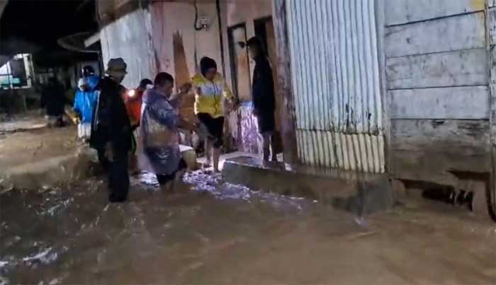 Banjir landang Agam, ratusan warga mengungsi.