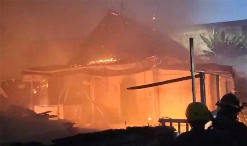 Rumah dibakar di Lubuk Linggau, kerugian ratusan juta rupiah.