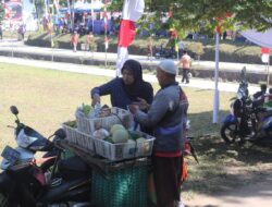 Penjual Buah Kebagian Rezeki pada Pembukaan TMMD Reguler ke-129 di Desa Cukil