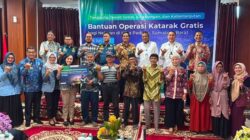 Padang, fajarsumbar.com - PT Jasa Raharja (Persero) Kantor Wilayah Sumatera Barat menghadiri kegiatan Seremonial Bantuan Operasi Mata Katarak Gratis bagi Nelayan yang diselenggarakan oleh PT ASDP Indonesia Ferry (Persero) di Ruang Serba Guna Semen Padang Hospital, Kamis (16/7). Kehadiran Jasa Raharja Sumbar yang diwakili oleh Kepala Kantor Wilayah PT Jasa Raharja (Persero) Sumatera Barat merupakan bentuk dukungan terhadap pelaksanaan Program Tanggung Jawab Sosial dan Lingkungan (TJSL) PT ASDP Indonesia Ferry (Persero) yang berfokus pada peningkatan kualitas kesehatan masyarakat, khususnya para nelayan. Kegiatan tersebut turut dihadiri oleh Kepala Dinas Kesehatan Kota Padang, Kepala Dinas Perhubungan Provinsi Sumatera Barat, Kepala Kantor Kesyahbandaraan dan Otoritas Pelabuhan (KSOP) Kelas II Teluk Bayur, Kepala Balai Pengelola Transportasi Darat (BPTD) Kelas II Sumatera Barat, Branch Manager PT Jasa Raharja Putera Padang, serta Direktur Utama Semen Padang Hospital. Program operasi katarak gratis ini menjadi salah satu bentuk kepedulian terhadap kesehatan masyarakat pesisir, khususnya para nelayan yang memiliki peran penting dalam mendukung perekonomian daerah. Melalui program ini diharapkan para penerima manfaat dapat kembali menjalankan aktivitasnya dengan kondisi penglihatan yang lebih baik sehingga produktivitas dan kualitas hidup mereka semakin meningkat. Kepala Kantor Wilayah PT Jasa Raharja (Persero) Sumatera Barat, Teguh Afrianto, menyampaikan apresiasinya atas terselenggaranya program sosial tersebut. Menurutnya, sinergi antarlembaga merupakan kunci dalam menghadirkan manfaat yang nyata bagi masyarakat. "Kami mengapresiasi inisiatif PT ASDP Indonesia Ferry (Persero) melalui program operasi katarak gratis ini. Jasa Raharja Sumbar mendukung penuh berbagai kegiatan yang memberikan dampak langsung bagi masyarakat. Kolaborasi seperti ini diharapkan dapat terus diperkuat sehingga pelayanan kepada masyarakat tidak hanya hadir melalui aspek transportasi dan perlindungan dasar, tetapi juga melalui peningkatan kualitas kesehatan dan kesejahteraan masyarakat," ujar Teguh. Melalui kehadiran dalam kegiatan ini, Jasa Raharja Sumbar kembali menegaskan komitmennya untuk terus membangun sinergi dengan berbagai instansi dan BUMN dalam mendukung program-program sosial yang bermanfaat bagi masyarakat. Kolaborasi tersebut diharapkan mampu menciptakan pelayanan publik yang semakin berkualitas serta memberikan kontribusi nyata bagi pembangunan dan kesejahteraan masyarakat Sumatera Barat.(*)
