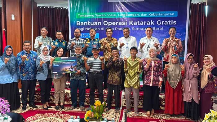 Padang, fajarsumbar.com - PT Jasa Raharja (Persero) Kantor Wilayah Sumatera Barat menghadiri kegiatan Seremonial Bantuan Operasi Mata Katarak Gratis bagi Nelayan yang diselenggarakan oleh PT ASDP Indonesia Ferry (Persero) di Ruang Serba Guna Semen Padang Hospital, Kamis (16/7). Kehadiran Jasa Raharja Sumbar yang diwakili oleh Kepala Kantor Wilayah PT Jasa Raharja (Persero) Sumatera Barat merupakan bentuk dukungan terhadap pelaksanaan Program Tanggung Jawab Sosial dan Lingkungan (TJSL) PT ASDP Indonesia Ferry (Persero) yang berfokus pada peningkatan kualitas kesehatan masyarakat, khususnya para nelayan. Kegiatan tersebut turut dihadiri oleh Kepala Dinas Kesehatan Kota Padang, Kepala Dinas Perhubungan Provinsi Sumatera Barat, Kepala Kantor Kesyahbandaraan dan Otoritas Pelabuhan (KSOP) Kelas II Teluk Bayur, Kepala Balai Pengelola Transportasi Darat (BPTD) Kelas II Sumatera Barat, Branch Manager PT Jasa Raharja Putera Padang, serta Direktur Utama Semen Padang Hospital. Program operasi katarak gratis ini menjadi salah satu bentuk kepedulian terhadap kesehatan masyarakat pesisir, khususnya para nelayan yang memiliki peran penting dalam mendukung perekonomian daerah. Melalui program ini diharapkan para penerima manfaat dapat kembali menjalankan aktivitasnya dengan kondisi penglihatan yang lebih baik sehingga produktivitas dan kualitas hidup mereka semakin meningkat. Kepala Kantor Wilayah PT Jasa Raharja (Persero) Sumatera Barat, Teguh Afrianto, menyampaikan apresiasinya atas terselenggaranya program sosial tersebut. Menurutnya, sinergi antarlembaga merupakan kunci dalam menghadirkan manfaat yang nyata bagi masyarakat. "Kami mengapresiasi inisiatif PT ASDP Indonesia Ferry (Persero) melalui program operasi katarak gratis ini. Jasa Raharja Sumbar mendukung penuh berbagai kegiatan yang memberikan dampak langsung bagi masyarakat. Kolaborasi seperti ini diharapkan dapat terus diperkuat sehingga pelayanan kepada masyarakat tidak hanya hadir melalui aspek transportasi dan perlindungan dasar, tetapi juga melalui peningkatan kualitas kesehatan dan kesejahteraan masyarakat," ujar Teguh. Melalui kehadiran dalam kegiatan ini, Jasa Raharja Sumbar kembali menegaskan komitmennya untuk terus membangun sinergi dengan berbagai instansi dan BUMN dalam mendukung program-program sosial yang bermanfaat bagi masyarakat. Kolaborasi tersebut diharapkan mampu menciptakan pelayanan publik yang semakin berkualitas serta memberikan kontribusi nyata bagi pembangunan dan kesejahteraan masyarakat Sumatera Barat.(*)