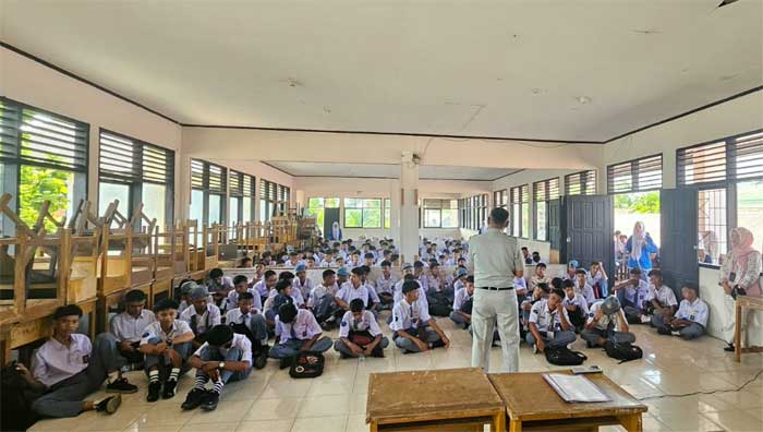 Jasa Raharja Sumbar Tanamkan Budaya Keselamatan Berlalu Lintas kepada Siswa SMKN 8 Padang