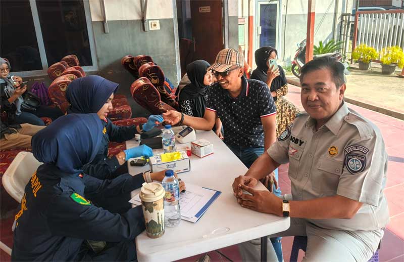 Jasa Raharja Sumbar Gelar MUKL dan Pengobatan Gratis di PO Transport Lubuk Alung