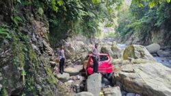 Mobil Ayla terjun ke jurang sedalam 50 meter di Malibo Anai, Padang Pariaman, Selasa (1/7/2027).