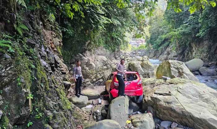 Mobil Ayla terjun ke jurang sedalam 50 meter di Malibo Anai, Padang Pariaman, Selasa (1/7/2027).