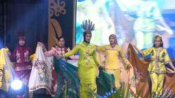 PULANG PISAU – Upaya melestarikan sekaligus mempromosikan batik khas daerah terus dilakukan Pemerintah Kabupaten Pulang Pisau, Kalimantan Tengah. Melalui Dewan Kerajinan Nasional Daerah (Dekranasda), digelar Lomba Peragaan Busana Sinta Benang Bintik 2026 yang diikuti 29 peserta dari berbagai perangkat daerah dan instansi. Bupati Pulang Pisau Ahmad Rifa'i mengatakan ajang tersebut menjadi media efektif untuk memperkenalkan batik Benang Bintik bermotif khas Pulang Pisau kepada masyarakat. Motif seperti gagang mandau, pusaran air, tewukak, bawang lemba, hingga lilis lamiang diharapkan semakin dikenal sebagai identitas budaya daerah. Menurutnya, nama Sinta yang berarti cinta melambangkan kecintaan masyarakat terhadap warisan budaya lokal. Sementara Benang Bintik merupakan karya seni yang sarat nilai filosofi dan menjadi bagian penting dari identitas masyarakat Dayak di Kabupaten Pulang Pisau. Rifa'i berharap penggunaan batik khas Pulang Pisau tidak hanya terbatas pada kegiatan pemerintahan, tetapi juga dapat diterapkan di lingkungan pendidikan sehingga semakin banyak generasi muda yang mengenal dan bangga mengenakannya. "Alhamdulillah, saat mengikuti berbagai kegiatan di tingkat provinsi, batik khas Pulang Pisau kini mulai mudah dikenali oleh masyarakat," ujarnya. Ketua Dekranasda Kabupaten Pulang Pisau, Hasanah Rifa'i, menjelaskan seluruh peserta diwajibkan mengenakan busana berbahan batik Benang Bintik bermotif khas Pulang Pisau dengan konsep pakaian kerja yang dimodifikasi secara modern, kreatif, rapi, dan tetap sopan. Keunikan penampilan peserta juga diperkuat dengan penggunaan aksesori berbahan rotan khas daerah, seperti tas, sepatu, ikat pinggang, hingga bros. Unsur tersebut menjadi nilai tambah yang menonjolkan kekayaan kriya lokal. Hasanah berharap kegiatan ini mampu menjadi pemicu berkembangnya ekonomi kreatif di Pulang Pisau. Dekranasda, kata dia, akan terus mendampingi para perajin agar mampu menghasilkan produk yang inovatif, berkualitas, serta memiliki daya saing di pasar digital maupun pasar nasional. Pada akhir perlombaan, Sekretariat Daerah Kabupaten Pulang Pisau berhasil meraih Juara I. Posisi Juara II diraih PT PLN Nusantara Power UP Pulang Pisau, sedangkan Juara III menjadi milik Dinas Perindustrian, Perdagangan, Koperasi, dan Usaha Kecil Menengah Kabupaten Pulang Pisau.