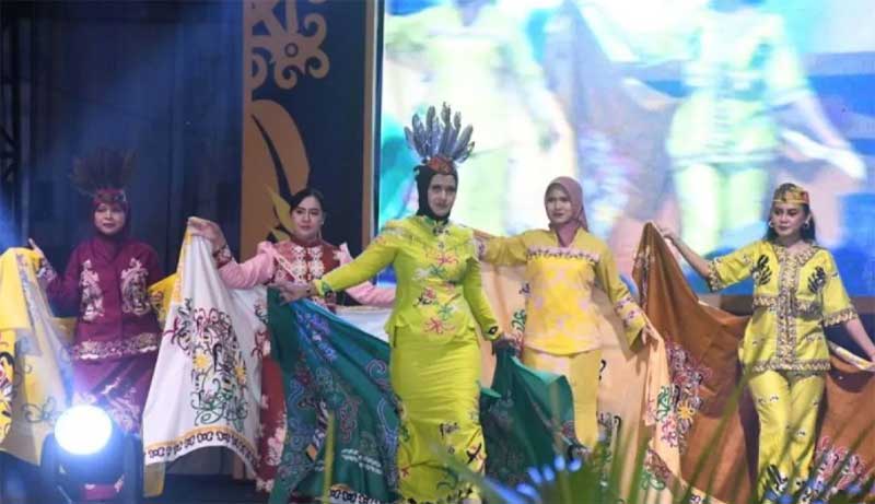 PULANG PISAU – Upaya melestarikan sekaligus mempromosikan batik khas daerah terus dilakukan Pemerintah Kabupaten Pulang Pisau, Kalimantan Tengah. Melalui Dewan Kerajinan Nasional Daerah (Dekranasda), digelar Lomba Peragaan Busana Sinta Benang Bintik 2026 yang diikuti 29 peserta dari berbagai perangkat daerah dan instansi. Bupati Pulang Pisau Ahmad Rifa'i mengatakan ajang tersebut menjadi media efektif untuk memperkenalkan batik Benang Bintik bermotif khas Pulang Pisau kepada masyarakat. Motif seperti gagang mandau, pusaran air, tewukak, bawang lemba, hingga lilis lamiang diharapkan semakin dikenal sebagai identitas budaya daerah. Menurutnya, nama Sinta yang berarti cinta melambangkan kecintaan masyarakat terhadap warisan budaya lokal. Sementara Benang Bintik merupakan karya seni yang sarat nilai filosofi dan menjadi bagian penting dari identitas masyarakat Dayak di Kabupaten Pulang Pisau. Rifa'i berharap penggunaan batik khas Pulang Pisau tidak hanya terbatas pada kegiatan pemerintahan, tetapi juga dapat diterapkan di lingkungan pendidikan sehingga semakin banyak generasi muda yang mengenal dan bangga mengenakannya. "Alhamdulillah, saat mengikuti berbagai kegiatan di tingkat provinsi, batik khas Pulang Pisau kini mulai mudah dikenali oleh masyarakat," ujarnya. Ketua Dekranasda Kabupaten Pulang Pisau, Hasanah Rifa'i, menjelaskan seluruh peserta diwajibkan mengenakan busana berbahan batik Benang Bintik bermotif khas Pulang Pisau dengan konsep pakaian kerja yang dimodifikasi secara modern, kreatif, rapi, dan tetap sopan. Keunikan penampilan peserta juga diperkuat dengan penggunaan aksesori berbahan rotan khas daerah, seperti tas, sepatu, ikat pinggang, hingga bros. Unsur tersebut menjadi nilai tambah yang menonjolkan kekayaan kriya lokal. Hasanah berharap kegiatan ini mampu menjadi pemicu berkembangnya ekonomi kreatif di Pulang Pisau. Dekranasda, kata dia, akan terus mendampingi para perajin agar mampu menghasilkan produk yang inovatif, berkualitas, serta memiliki daya saing di pasar digital maupun pasar nasional. Pada akhir perlombaan, Sekretariat Daerah Kabupaten Pulang Pisau berhasil meraih Juara I. Posisi Juara II diraih PT PLN Nusantara Power UP Pulang Pisau, sedangkan Juara III menjadi milik Dinas Perindustrian, Perdagangan, Koperasi, dan Usaha Kecil Menengah Kabupaten Pulang Pisau.