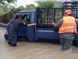 Satbrimob Polda Sumbar Bergerak Cepat Evakuasi Warga Terdampak Banjir di Kuranji, Wujud Kehadiran Polri di Tengah Masyarakat