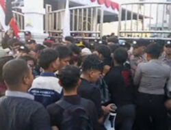 Aksi Mahasiswa UIN IB Memanas di Kejati