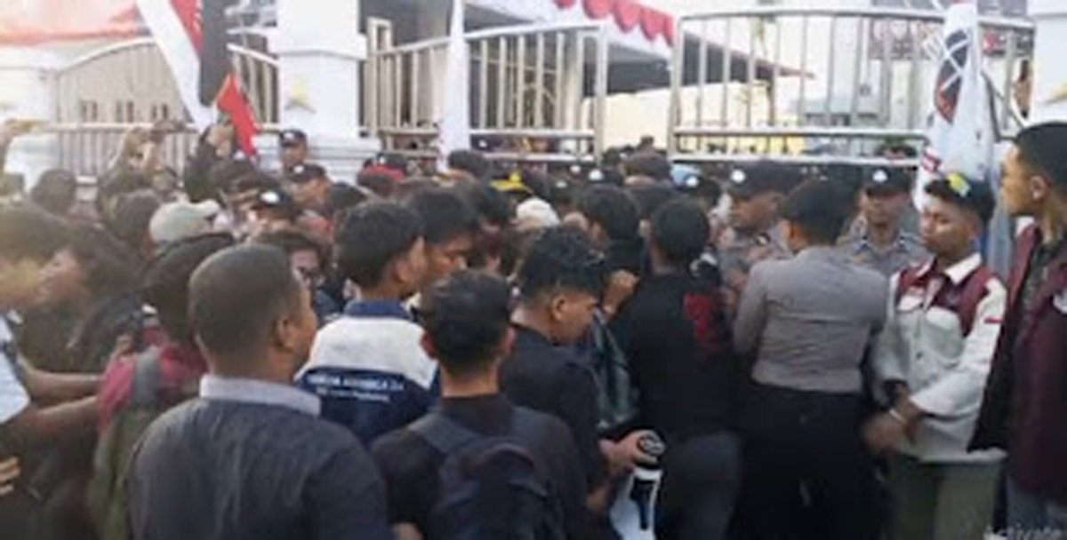 Mahasiswa UIN Imam Bonjol Demo Kejati Sumbar