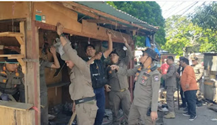 Satpol PP dan Tim Gabungan Pemko Padang tertibkan PKL di kawasan Jati.
