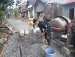 Satgas dan Warga Desa Cukil Bersihkan Sisa Material Setelah Pengecoran Jalan