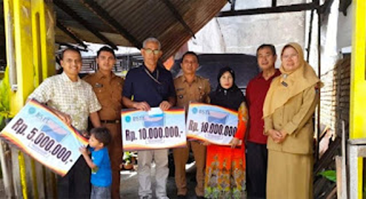 Jajaran Kecamatan Koto Tangah menyalurkan bantuan Pemko Padang