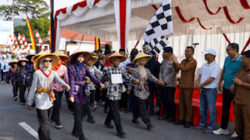 Wakil Wali Kota Padang Panjang melepas peserta Lomba Gerak Jalan