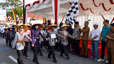 Wakil Wali Kota Padang Panjang melepas peserta Lomba Gerak Jalan