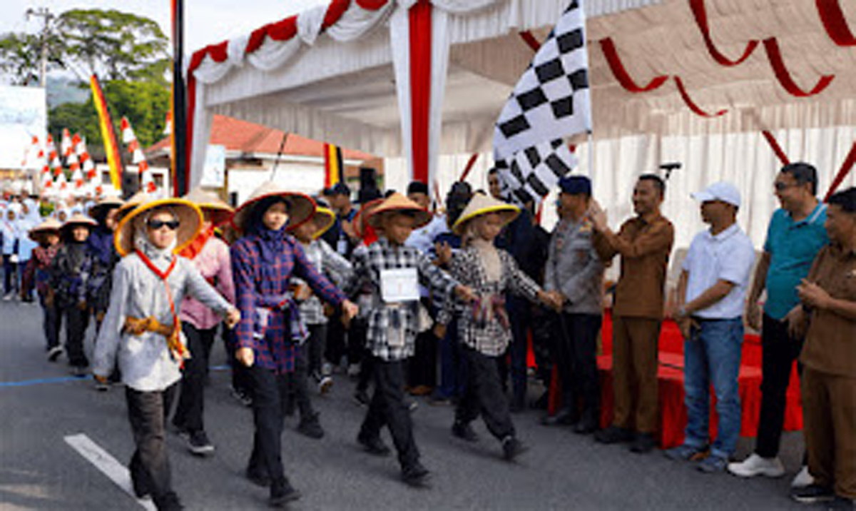 Wakil Wali Kota Padang Panjang melepas peserta Lomba Gerak Jalan